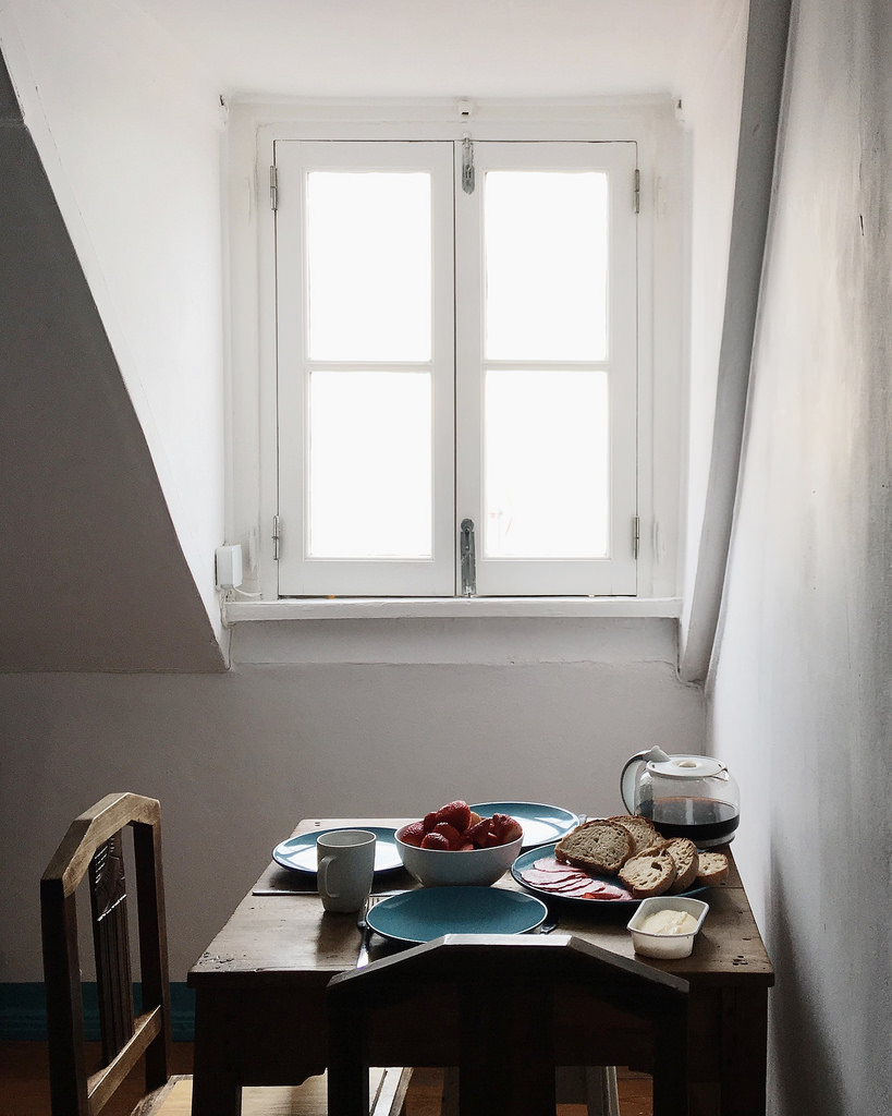 apartment-breakfast