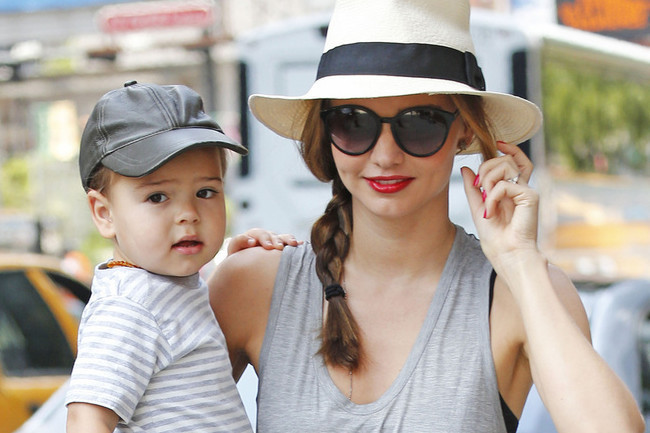Celebrity-Style-Miranda-Kerr-Rocks-Trendy-Side-Braid-and-Fedora-3