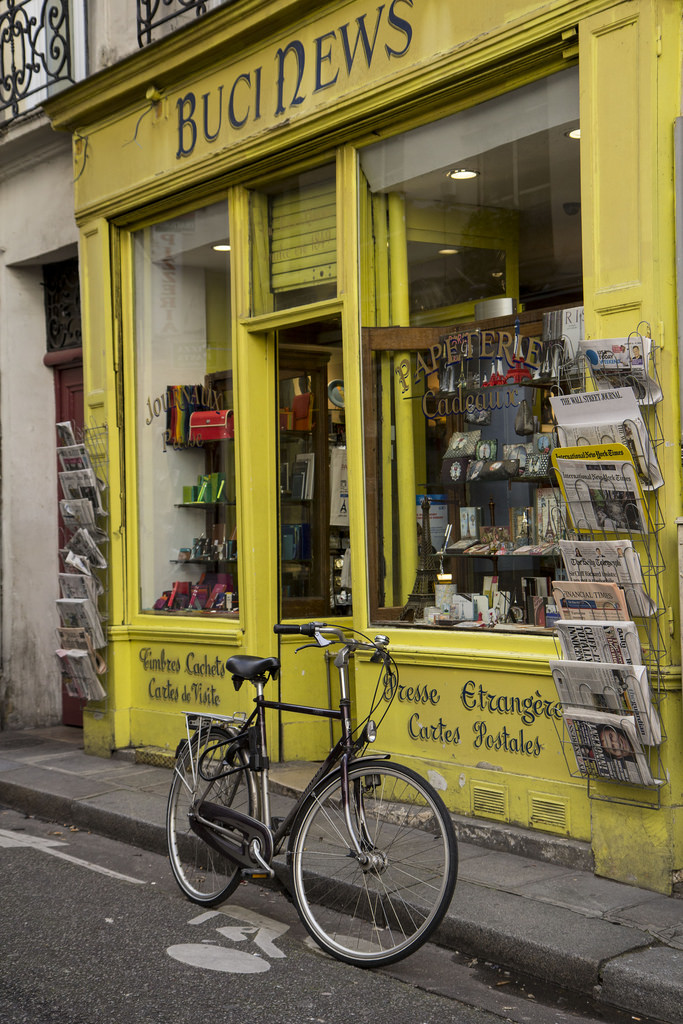 Paris-street-newsagent